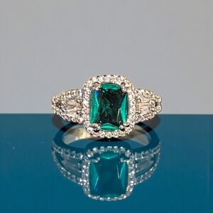 Elegant Emerald Green and Silver Women's Ring